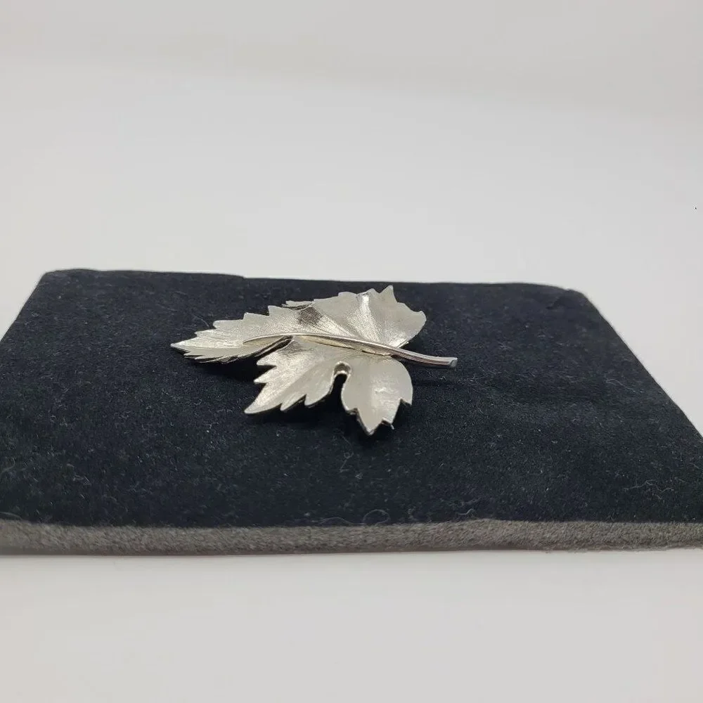 Vintage‎ Silver Tone Maple Leaf Brooch Pin Pendant 3D Etched Gift Canadian